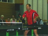 Milan Orlowsky spielt mit einem Schuh Tischtennis