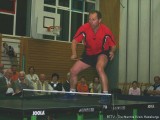 Milan Orlowsky steht auf dem Tischtennistisch