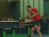 Milan Orlowsky spielt mit Bratpfanne Tischtennis