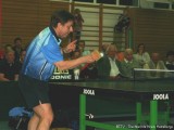 Jindrich Pansky blockt mit einem Fleischklopfer den Tischtennisball