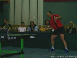 Milan Orlowsky spielt mit Brett Tischtennis