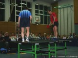 Jindrich Pansky und Milan Orlowsky stehen auf der Tischtennisplatte und spielen Tischtennis