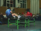 Jindrich Pansky und Milan Orlowsky liegen weiter auf der Tischtennisplatte und spielen Tischtennis