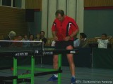 Milan Orlowsky steckt den Tischtennisschläger in die Hose