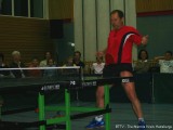 Milan Orlowsky spielt mit Tischtennisschläger in der Hose Tischtennis