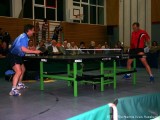 Milan Orlowsky spielt erneut Return mit Tischtennisschläger in der Hose und Pansky wundert sich